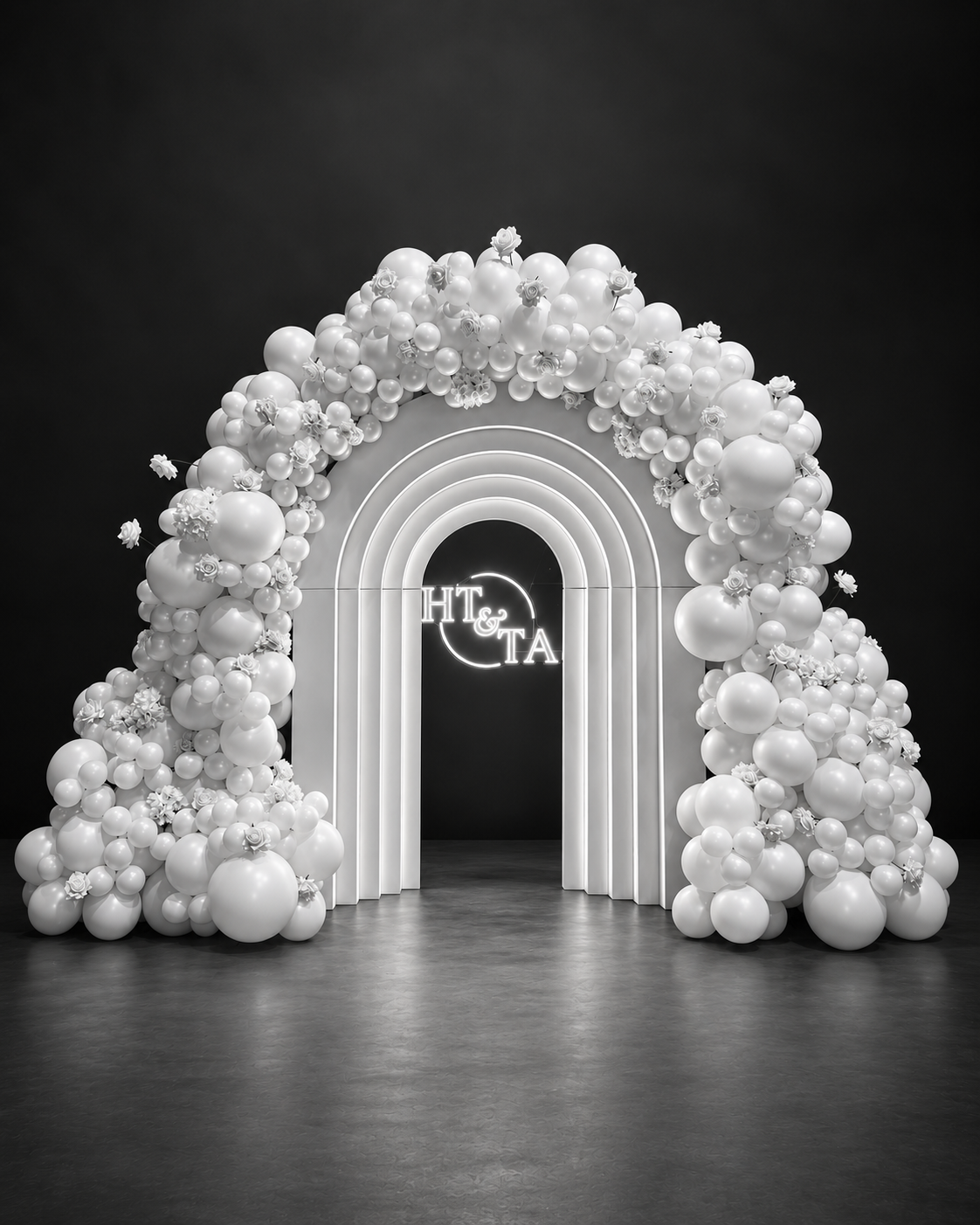 Ballonbogen – weißes Arrangement mit floralen Akzenten