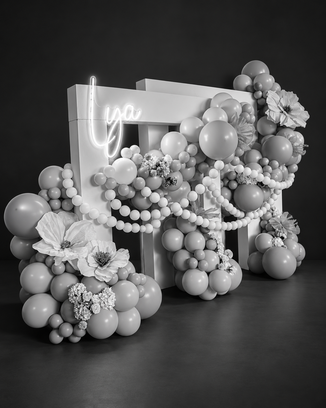 Girlande – Ballonarrangement an einem beleuchteten Rahmen
